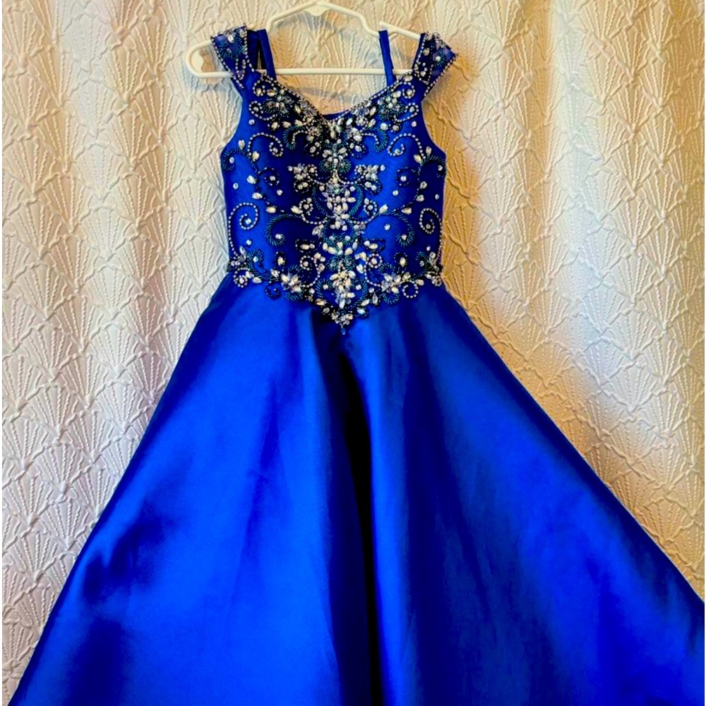 Size 2 girls formal or pageant dress. Very good condition.